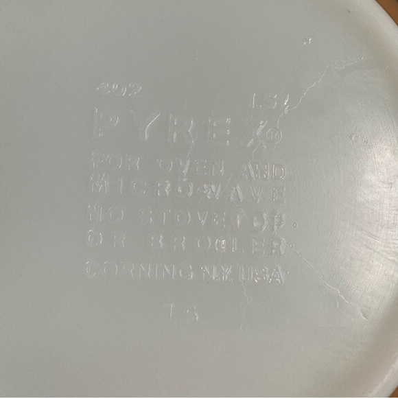 Vintage Woodland Tan Pyrex Mixing Bowl 1.5 Qt. - Picture 6 of 9